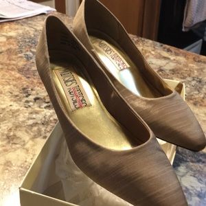 Silk taupe dress shoe